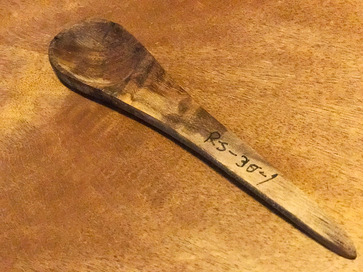 ペンで値段が書かれたインドの木製手削りスプーン