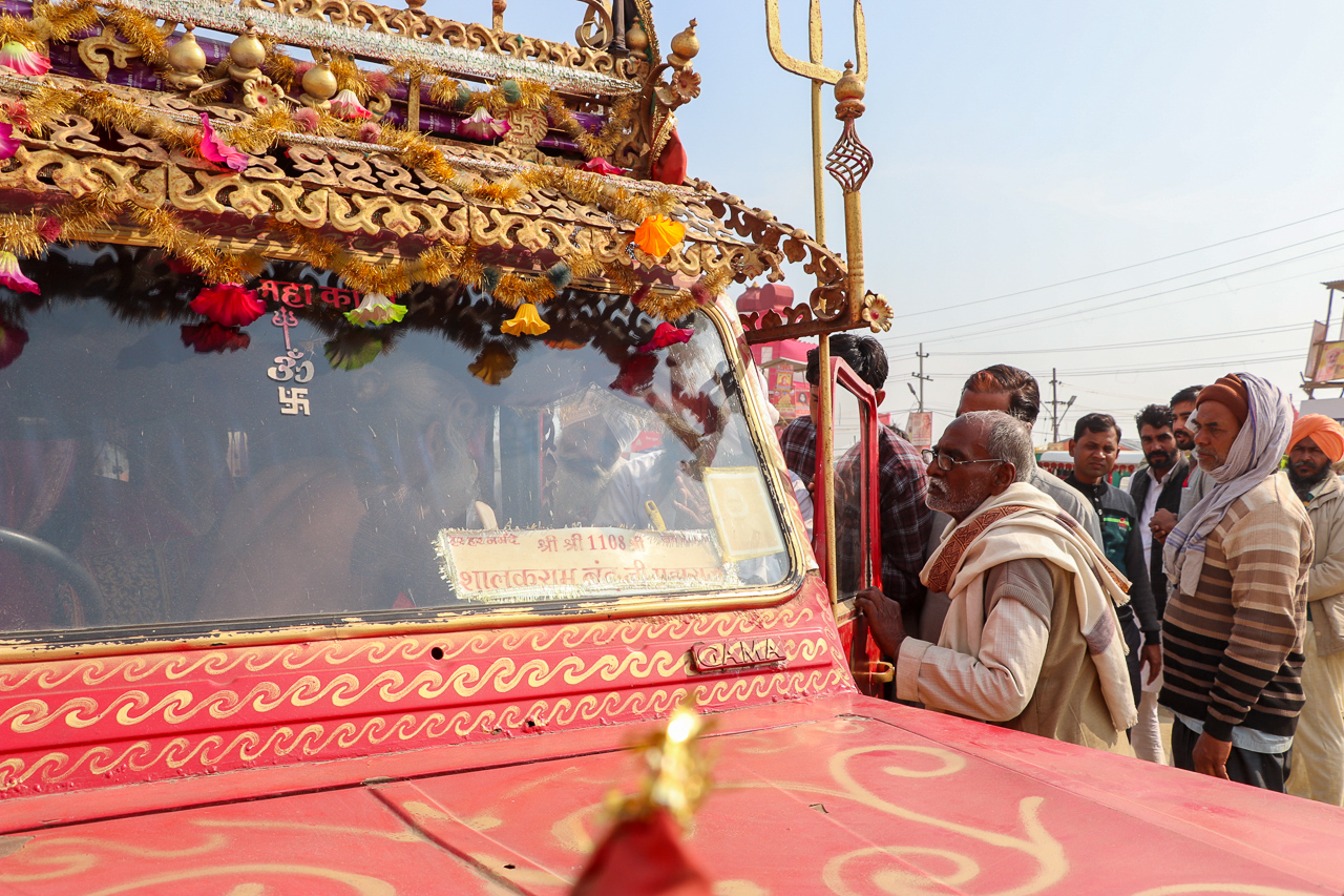 インドのお祭 クンブメーラ 車内の聖者に群がる人々