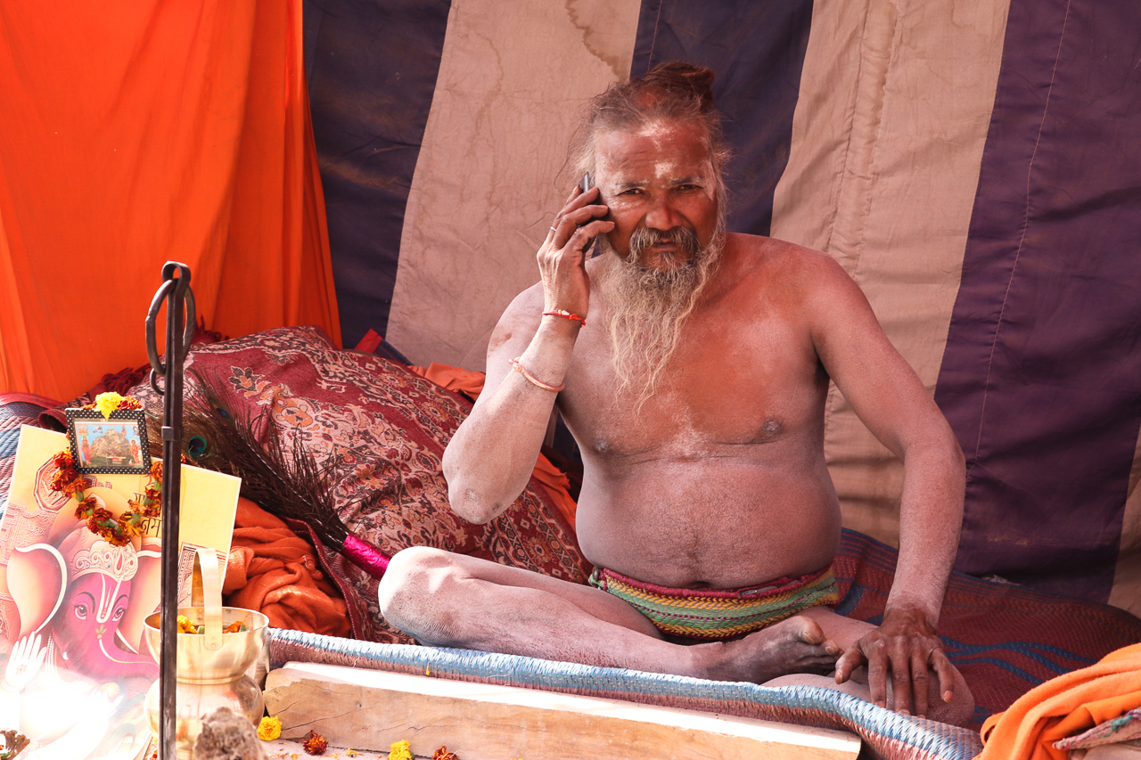 インドのお祭 クンブメーラ 携帯で話す裸のサドゥ naga sadhu mobile phone