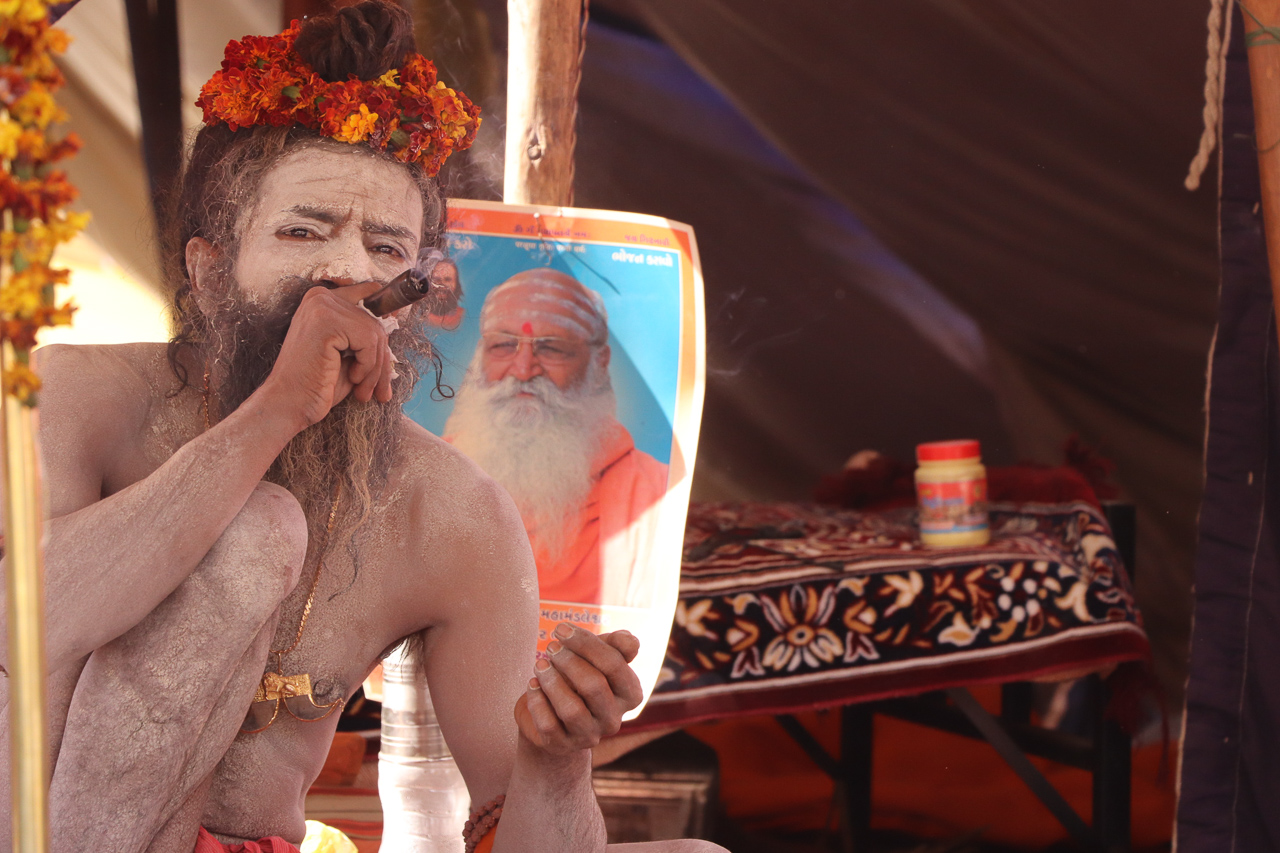 インドのお祭 クンブメーラ 大麻を吸う裸のサドゥ naga sadhu