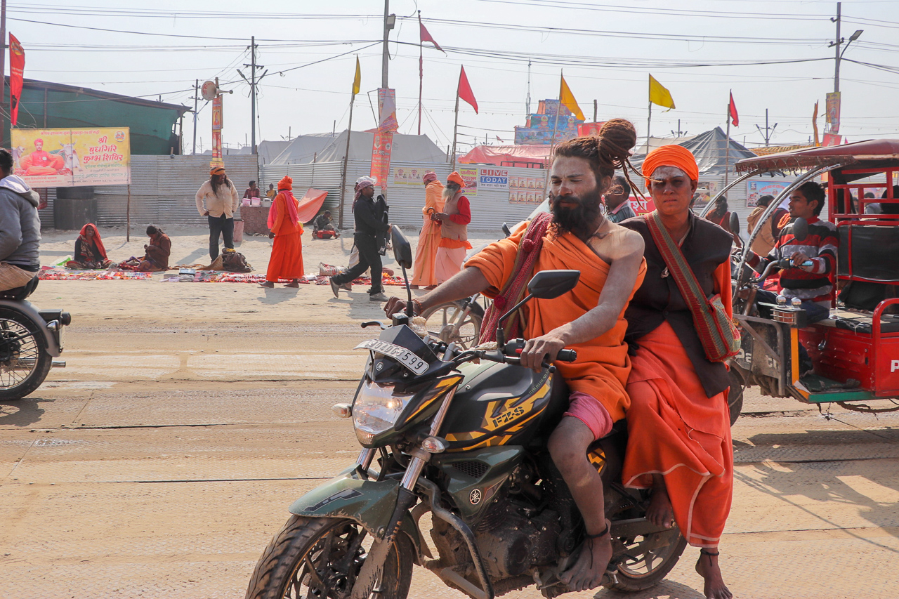 インドのお祭 クンブメーラ バイクに乗るサドゥ