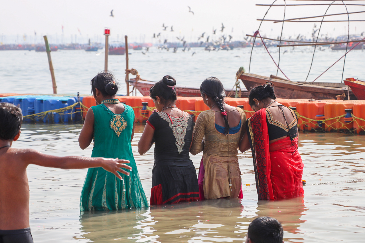 インドのお祭 クンブメーラ 沐浴する若い女性たち