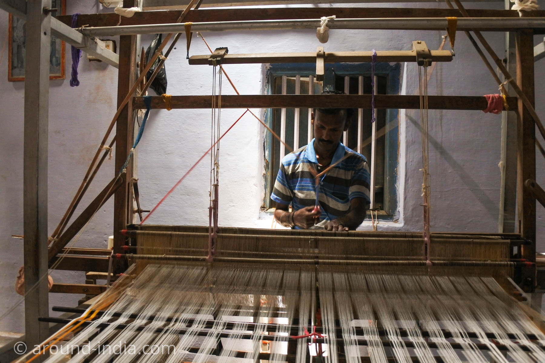 ケララ州パラッカドの織物工房　ルンギを織っているところ