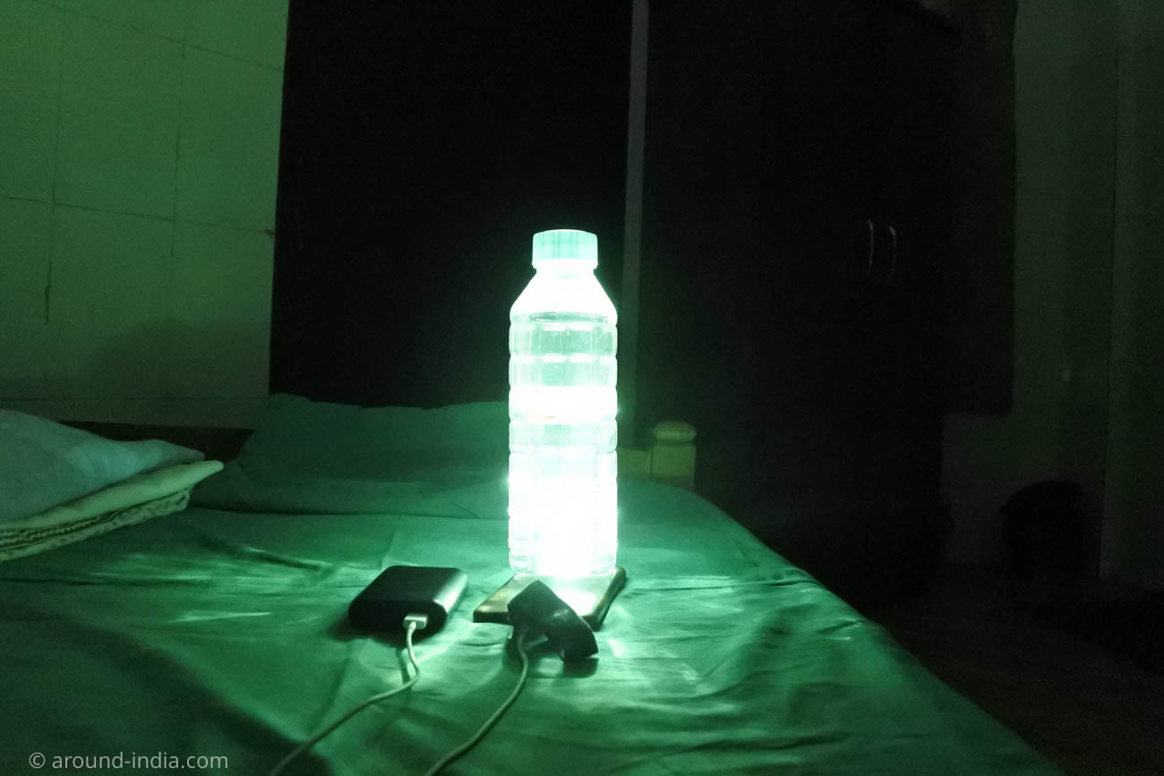 インドの停電、携帯を充電しながらライトアップ