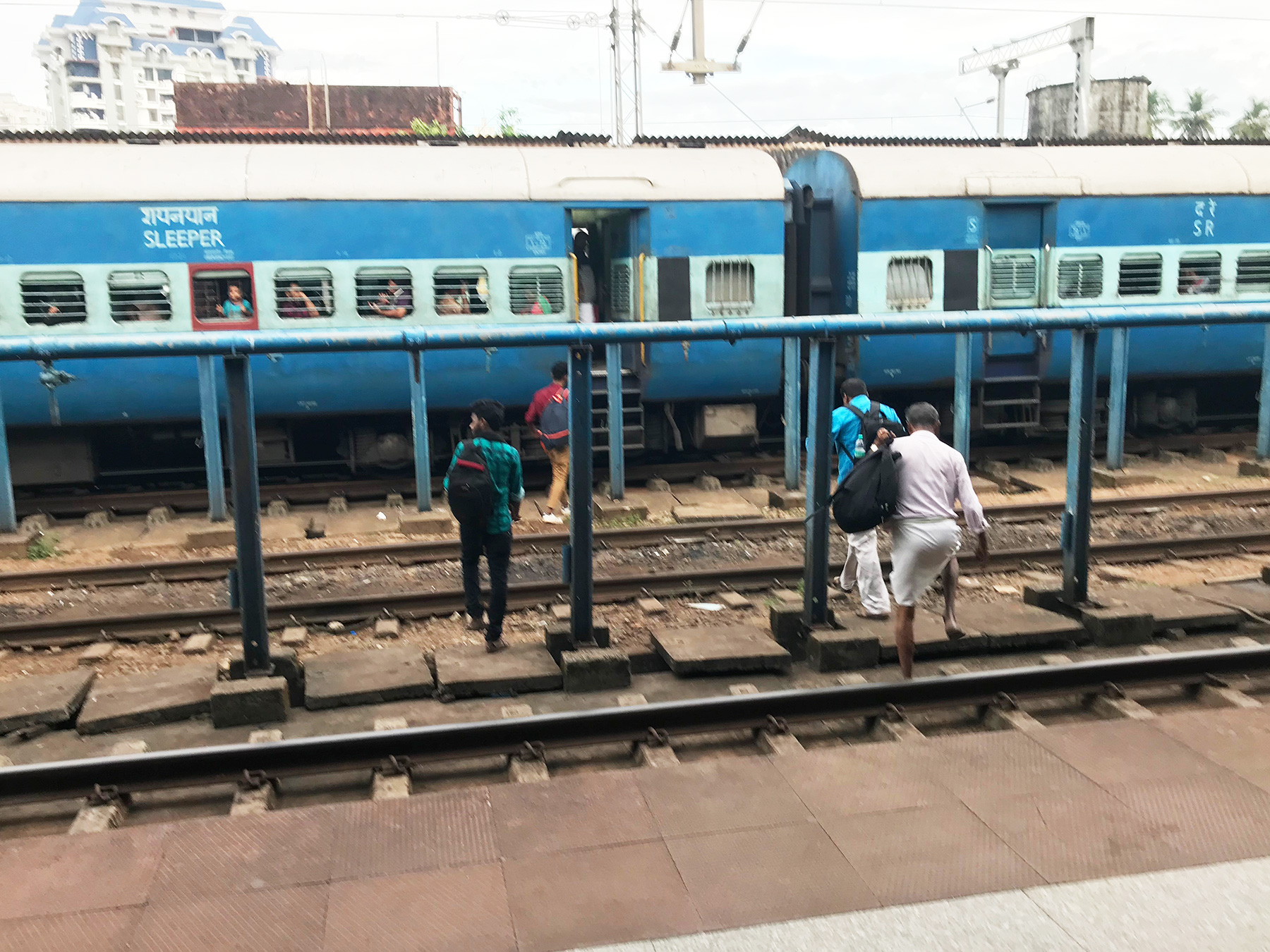 インド・マンガロール駅、線路を歩く人