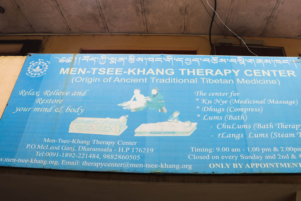 チベット医学メンツィカン ウェルネスセンターの看板
