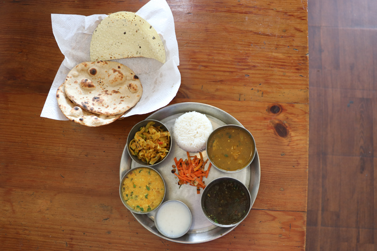 ダラムサラでインド料理 Moonpeak Thaliのヒマーチャル・プラデーシュ定食