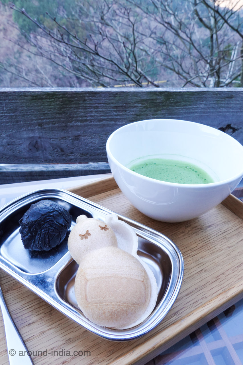 箱根の足湯カフェNARAYA CAFE 人気の抹茶とモナカのセット