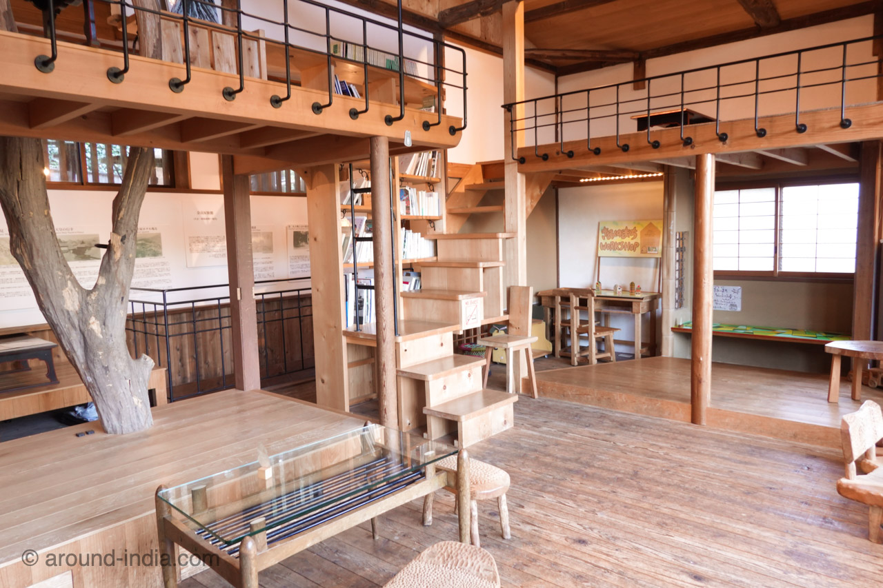 箱根の足湯カフェNARAYA CAFE ブックカフェ