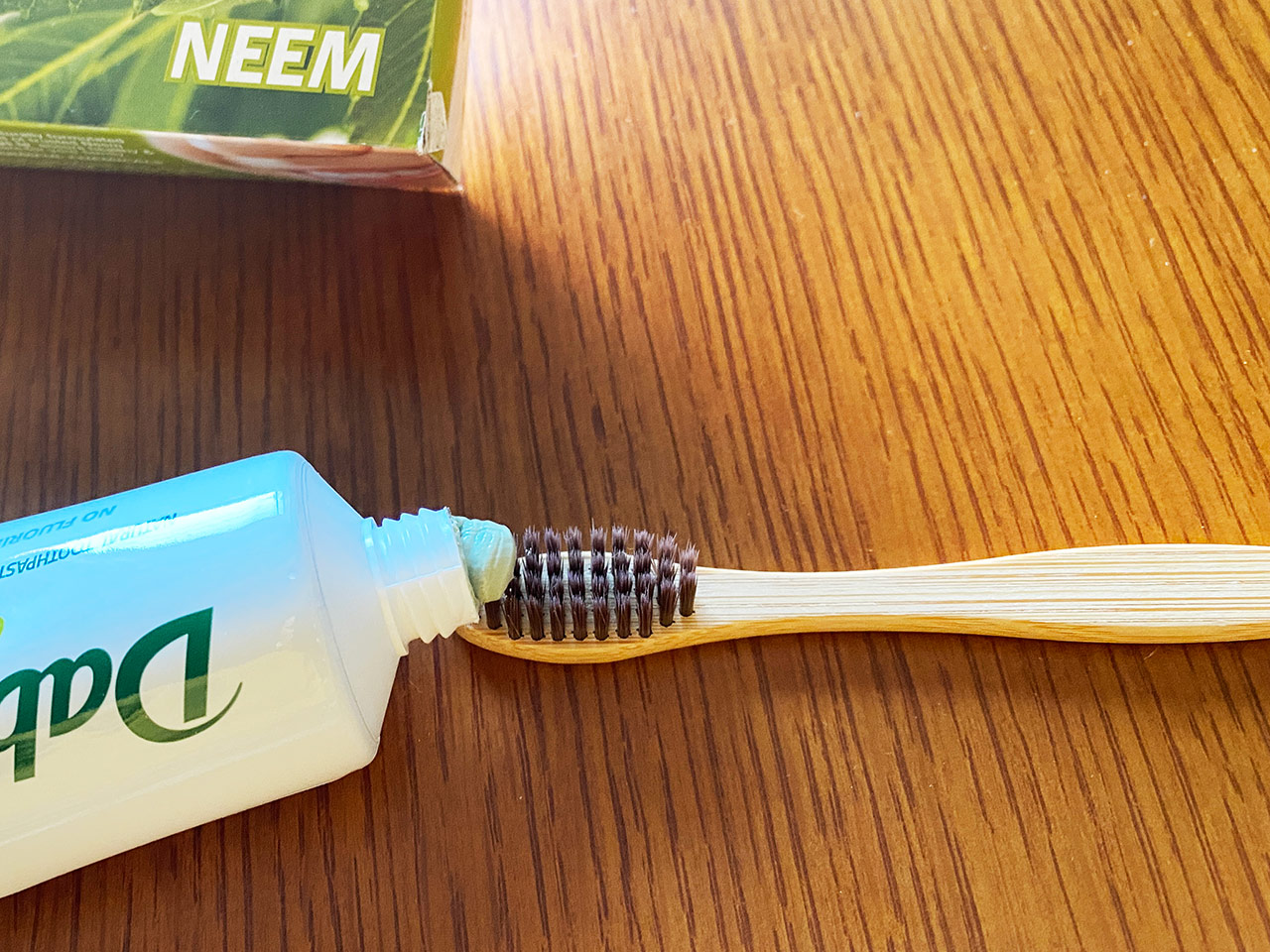 Dabur社ニーム歯磨きと竹歯ブラシ