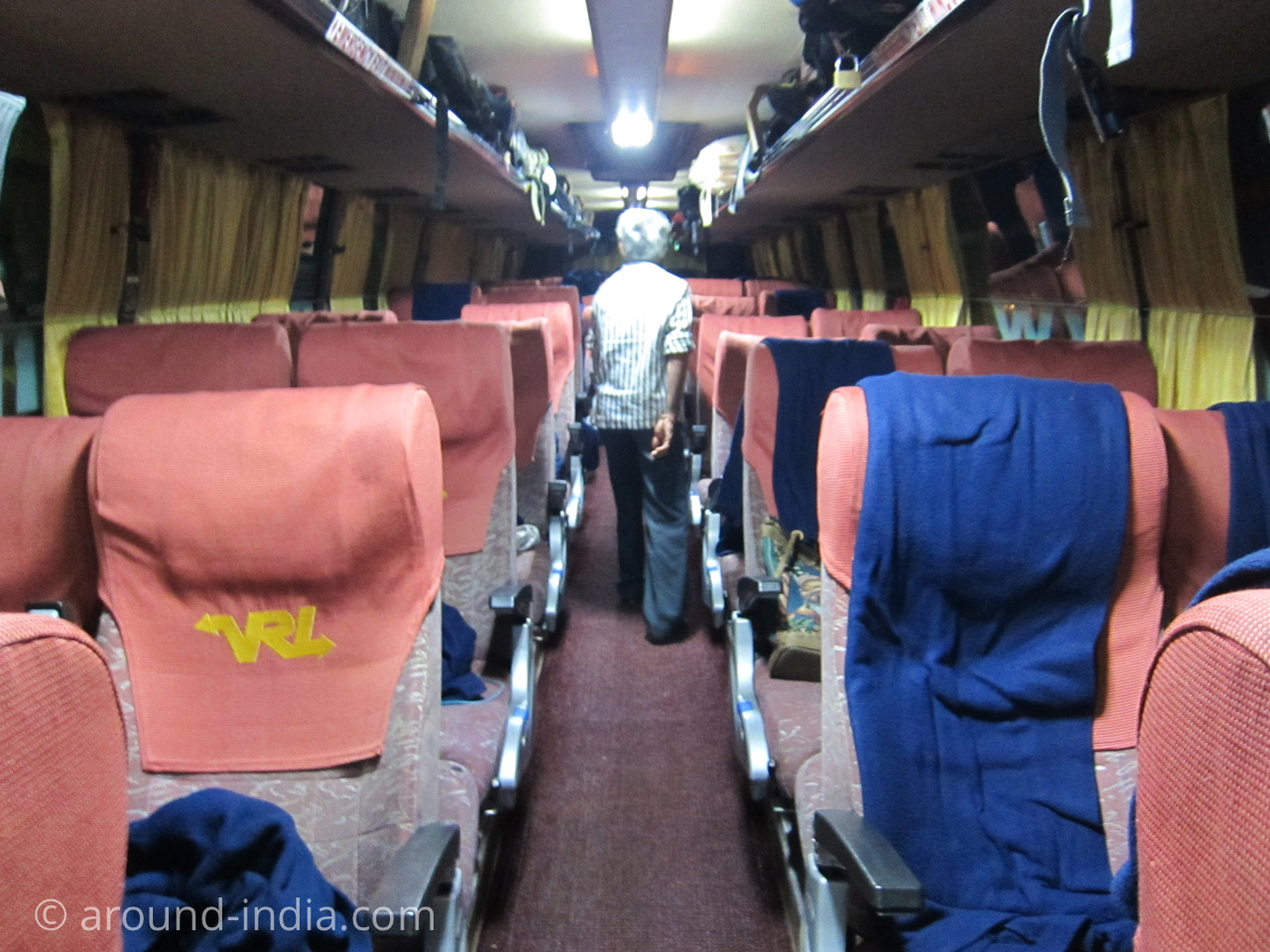 インドのバス　リクライングシート　semi sleeper