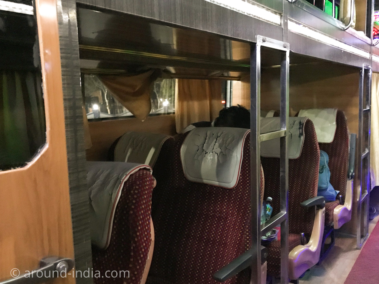 インドの長距離バス寝台と混在するシート席