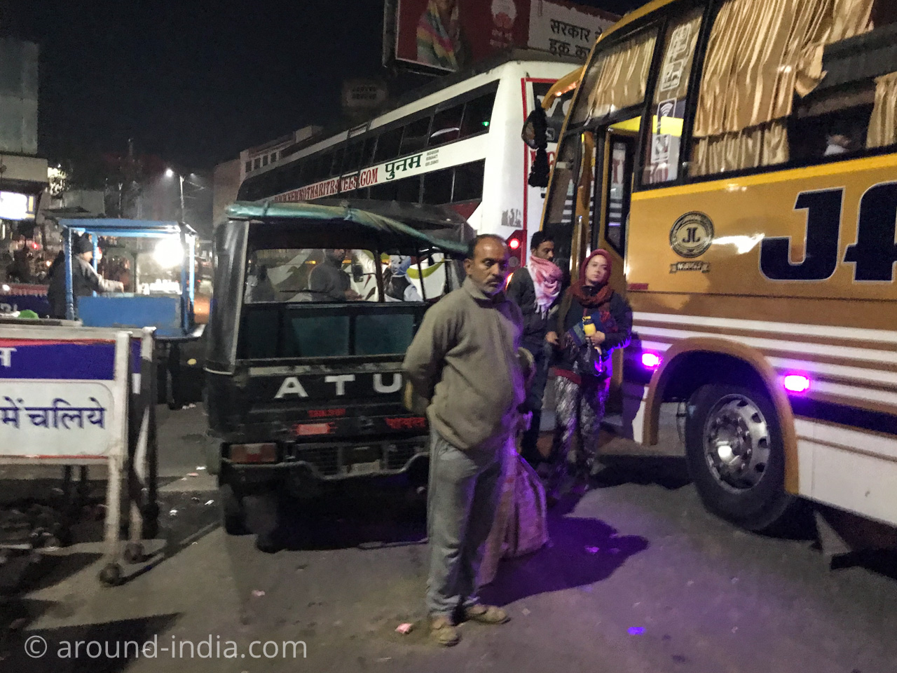 インドの長距離バス停留所