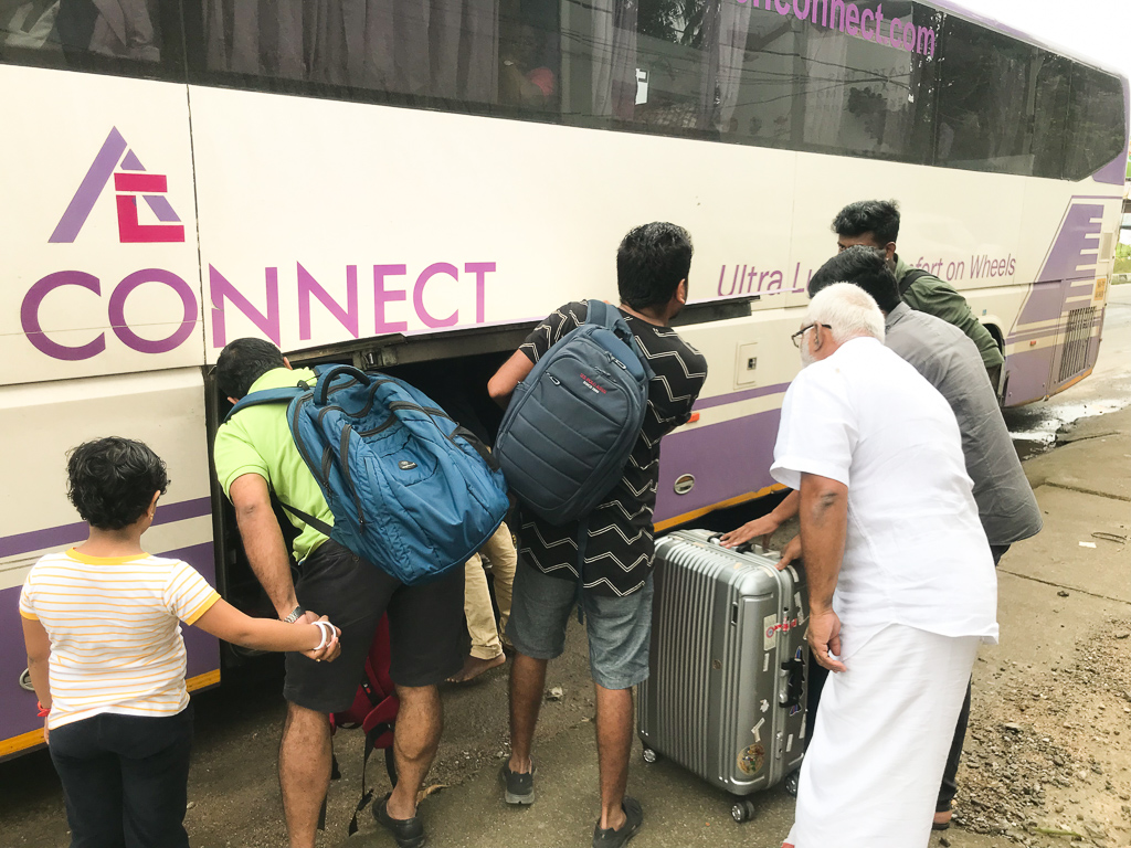 インドの長距離寝台バス 荷物を積み込むところ