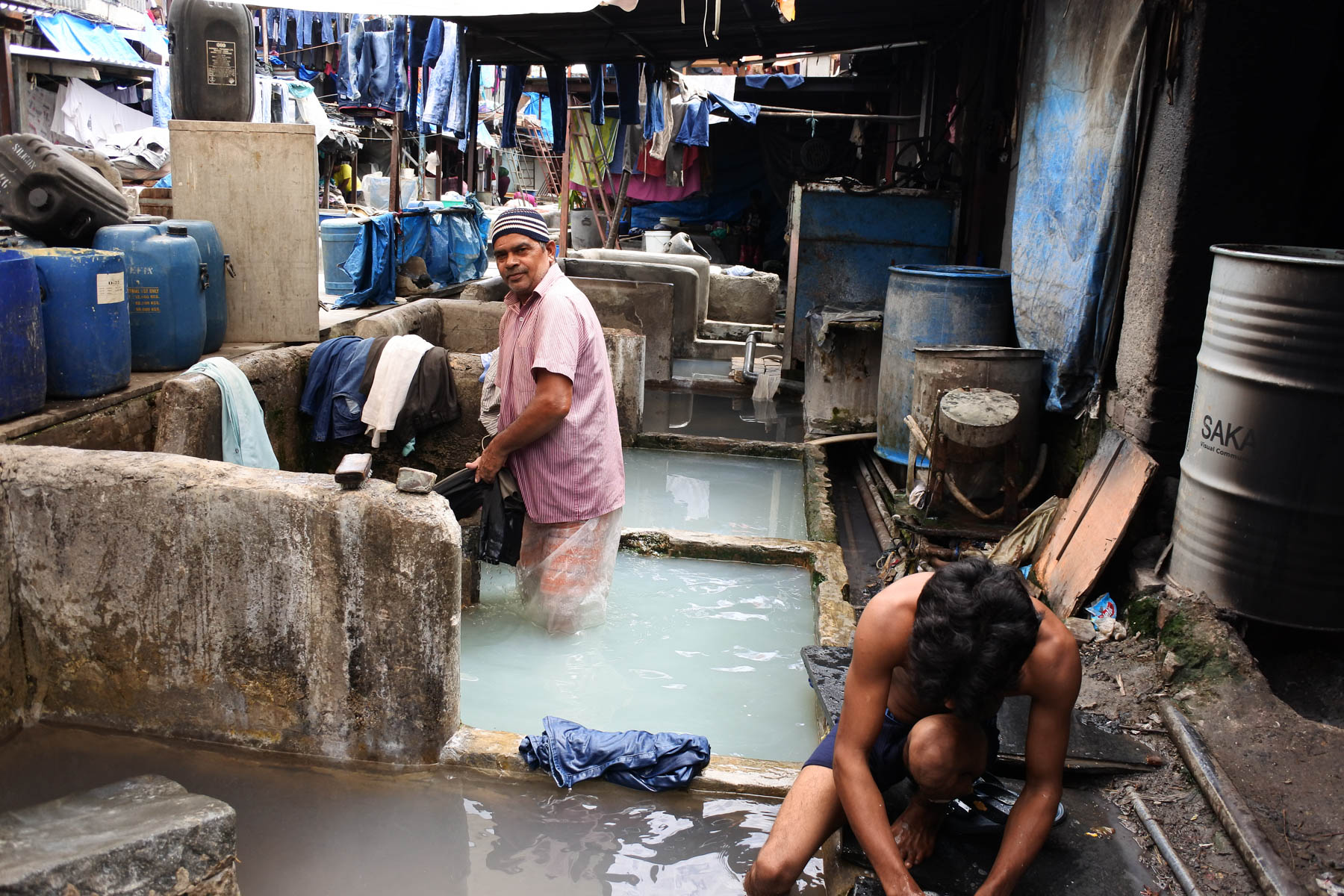 ムンバイ 巨大洗濯工場 ドービーガート　洗い場がいくつもプールのように並んでいます