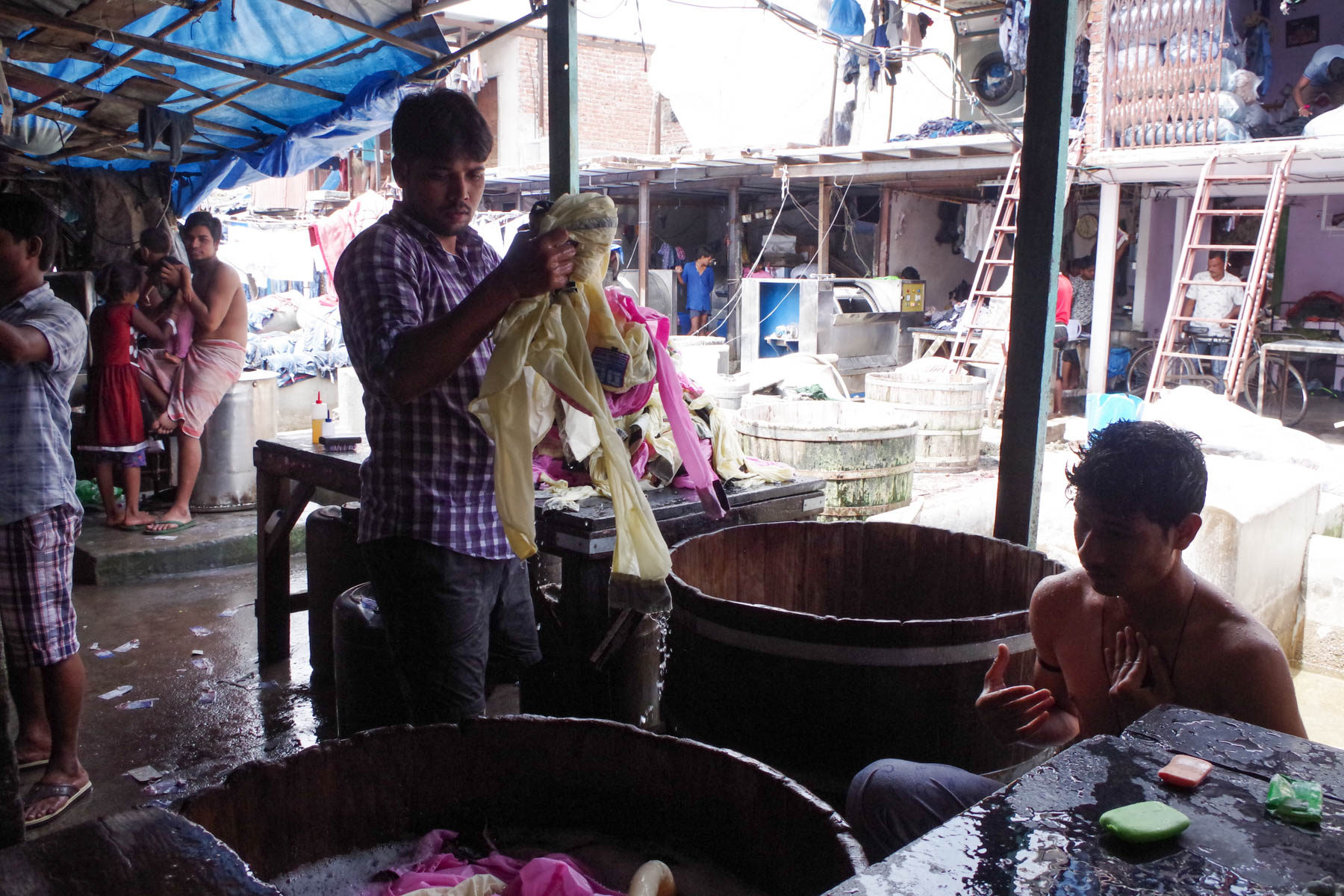 ムンバイ 巨大洗濯工場 ドービーガート　子供と遊ぶ人、洗濯する人、水浴びする人