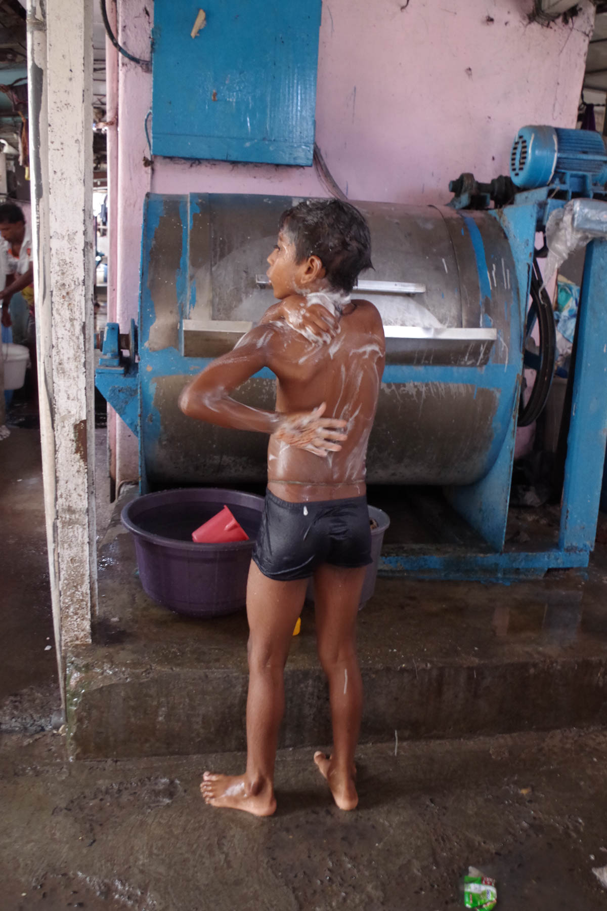 ムンバイ 巨大洗濯工場 ドービーガート　体を洗う少年