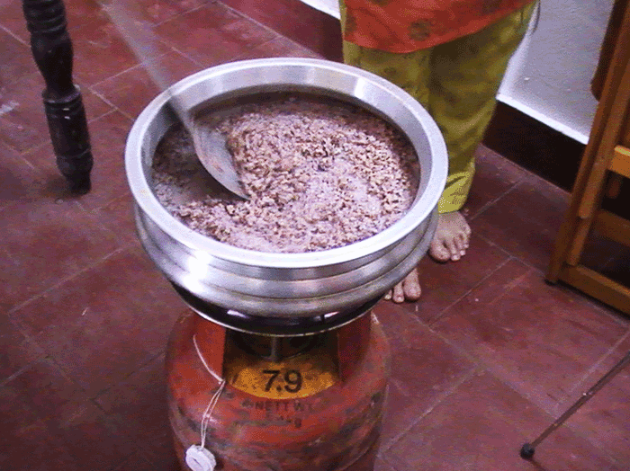 鍋でお米を煮てナヴァラキリを作っているところ
