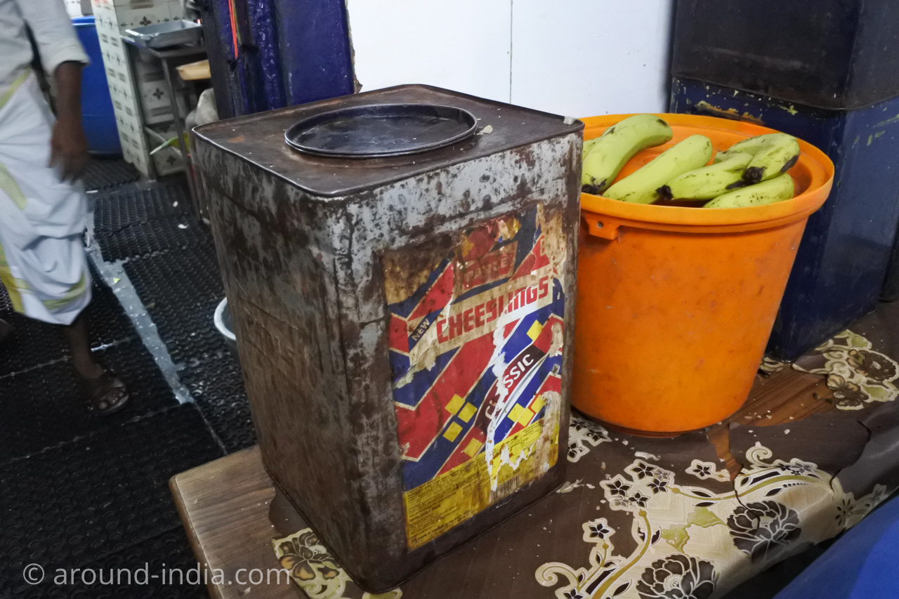 ケララ伝統料理食堂Onakkan Bharatiパパドの入った缶とバナナ