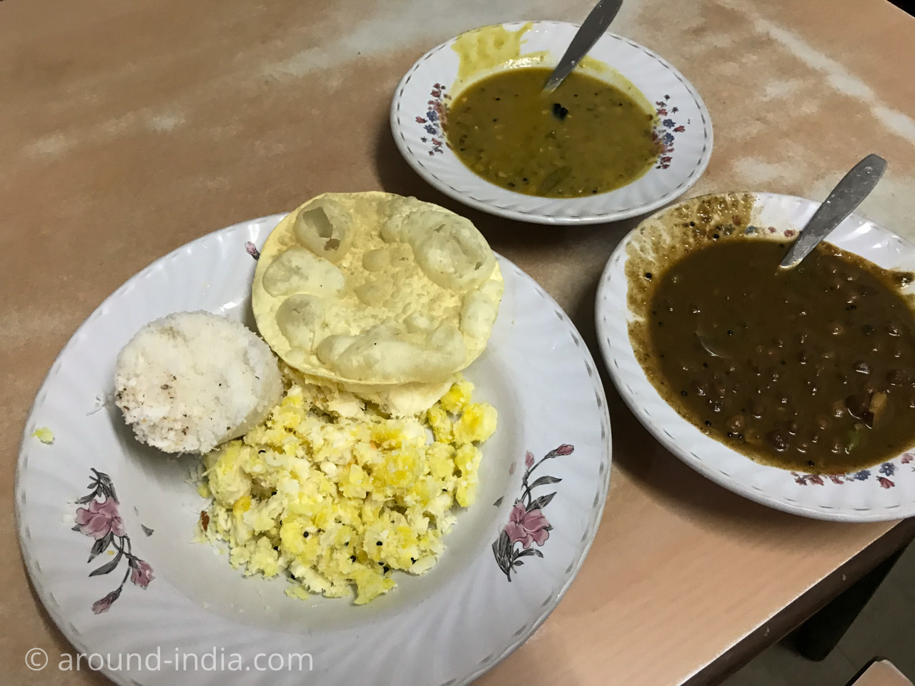 ケララ伝統料理食堂Onakkan Bharatiタピオカマッシュ、プットぅ、パパド、マトンカレー、カダラカリー