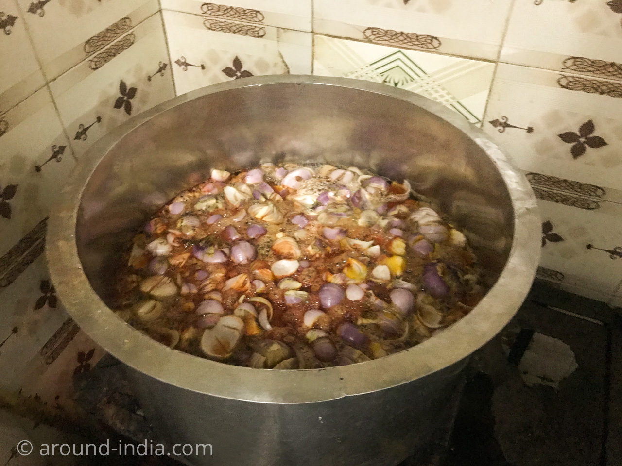 ケーララ（ケララ）伝統料理食堂Onakkan Bharatiマトンカレーの仕込み