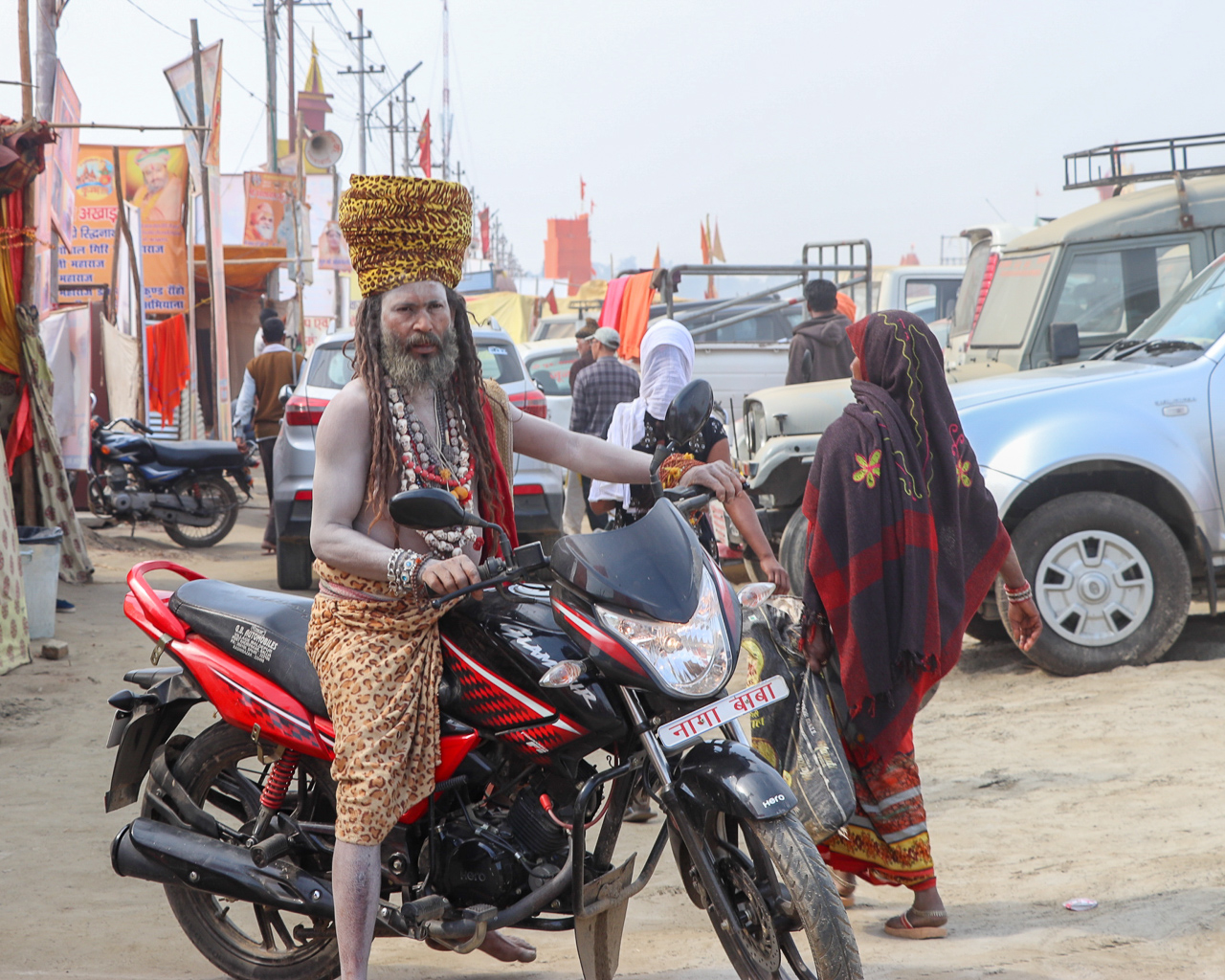インドのお祭 クンブメーラ バイクに乗るサドゥ