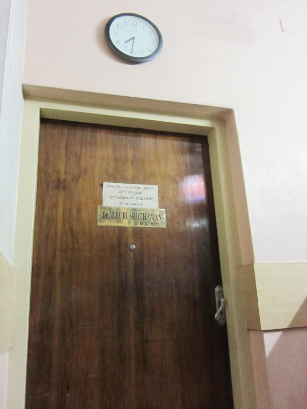 カヌールのホメオパシー診療所　診察室入り口
