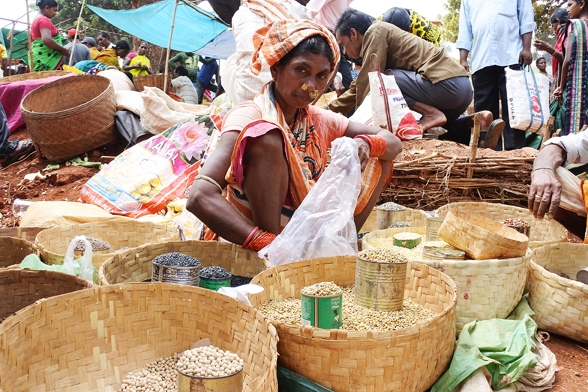 オリッサの少数民族が集まるマーケットで米穀を売るお母さん