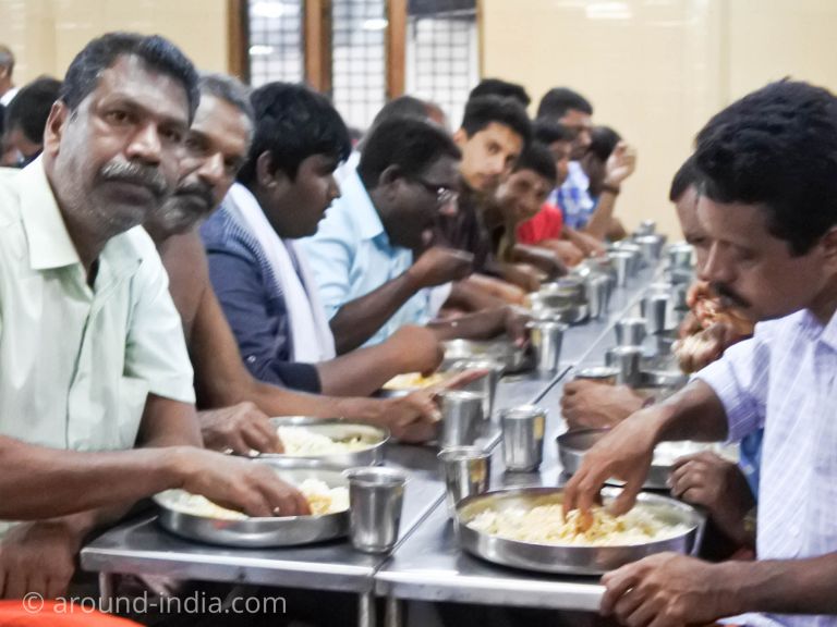 寺院の食堂、男性コーナー
