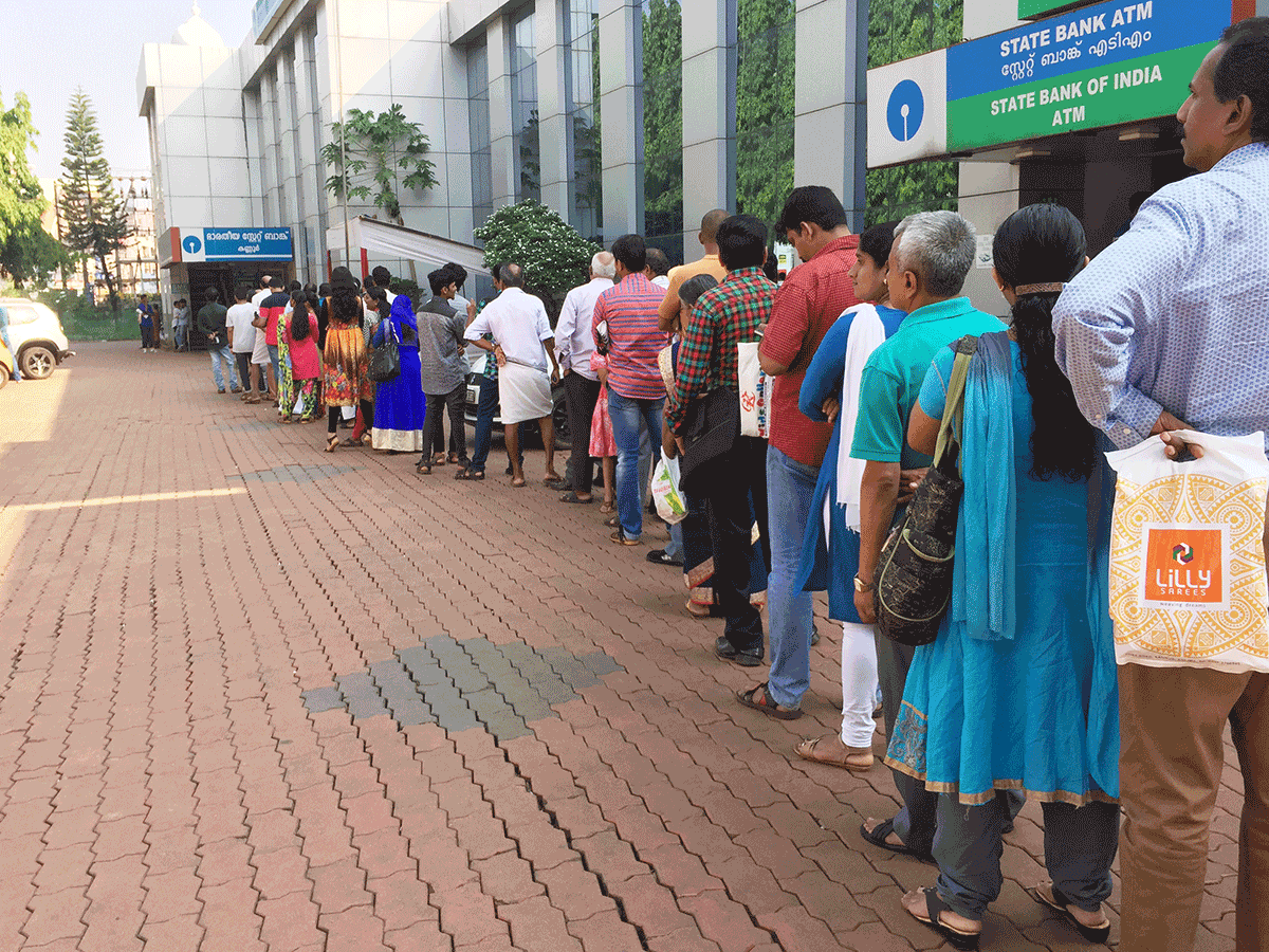 インドの銀行に行列する人々