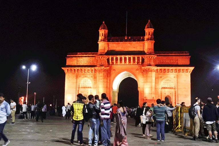 ムンバイのインド門の夜