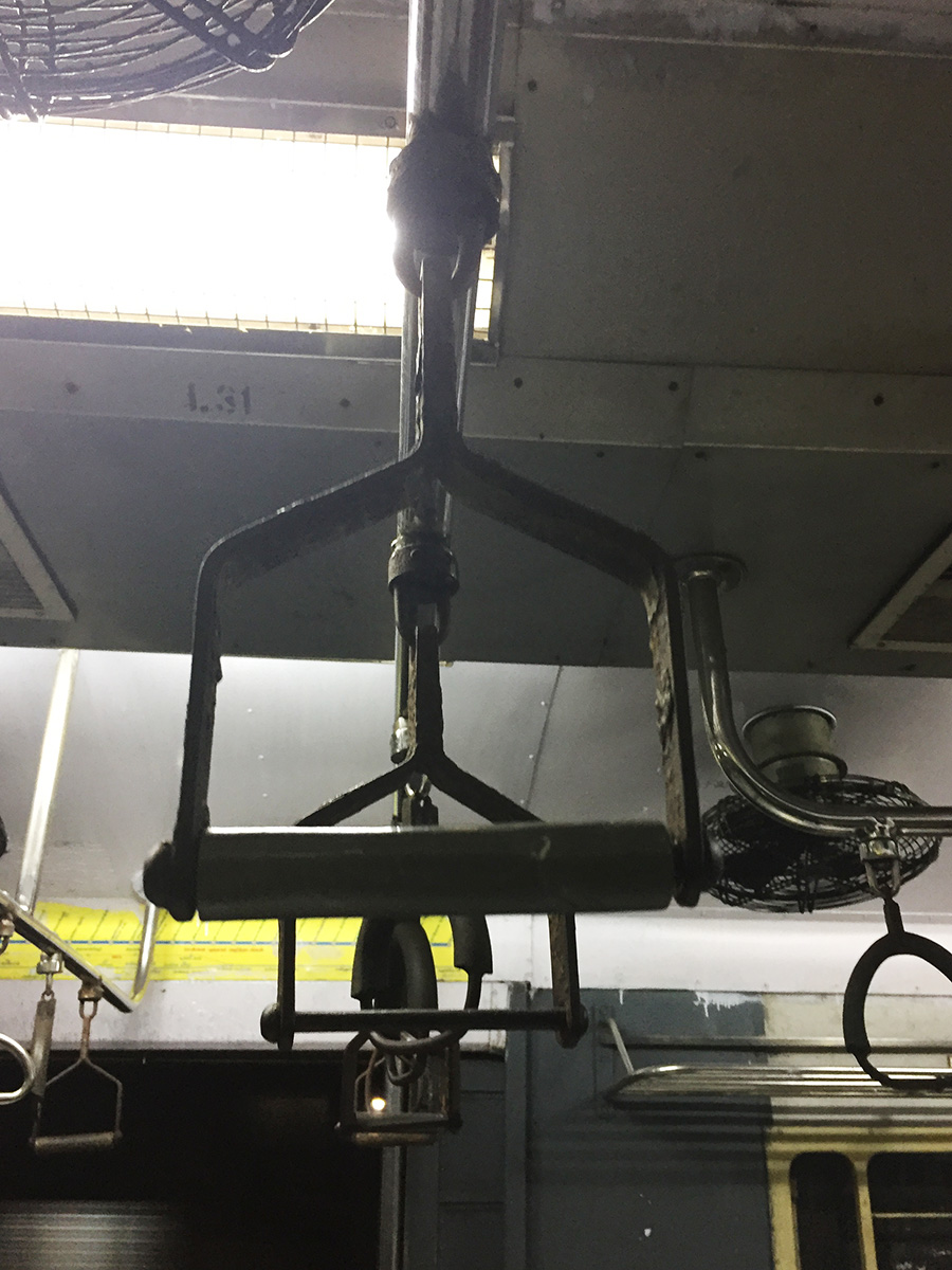 チェンナイローカル電車の無骨な吊革