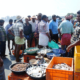 ケララ州カヌールの海辺の青空フィッシュマーケット、魚を買う人々