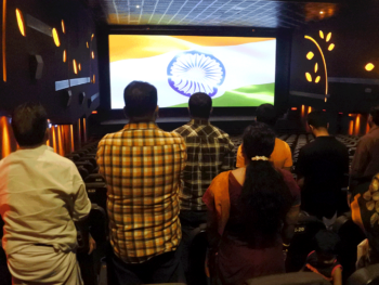 映画の前に国会斉唱 するために立ち上がったインドの人々