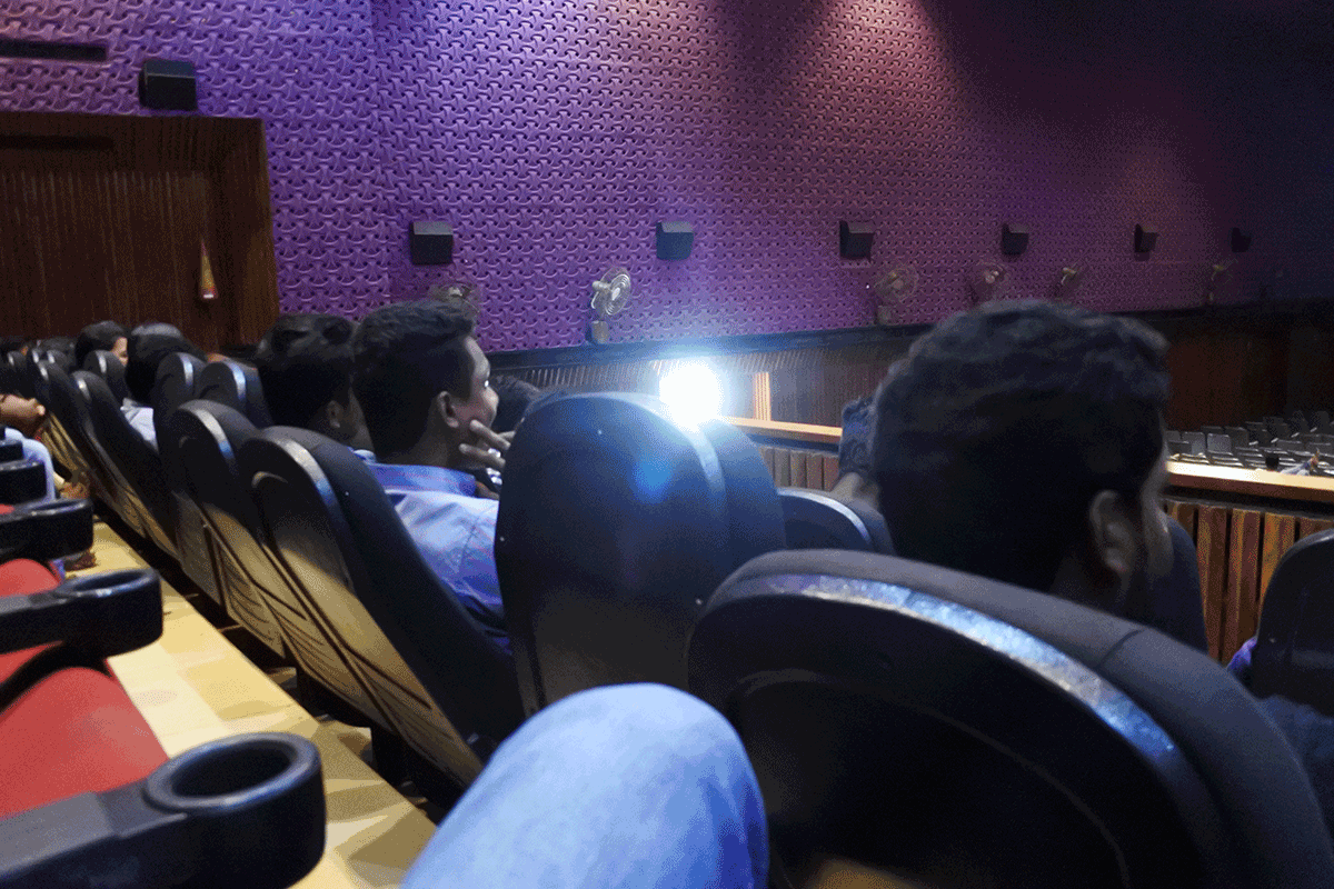 南インドの映画館の座席、高い席が人気