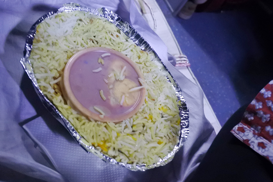 インドの電車で食べたビリヤニ弁当