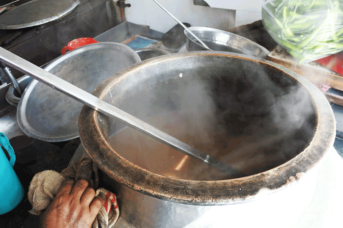 大鍋で作る牛スープ