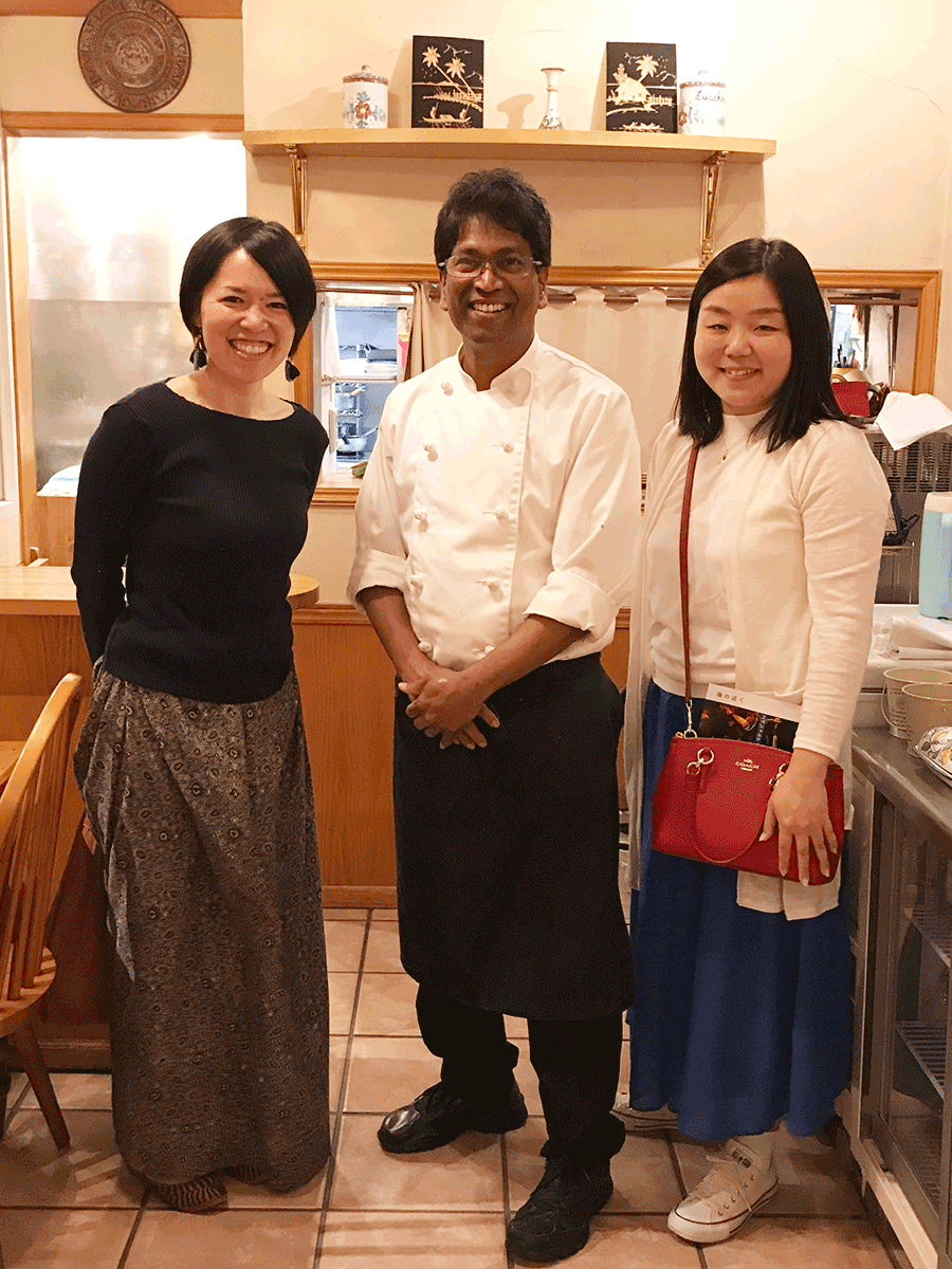 辻堂のインド料理メノンのシャージシェフとKairos Yogaの郁代さんとAROUND INDIAの田村ゆみ