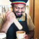 スリランカ料理KING LIONのスリランカチャイを作っているところ