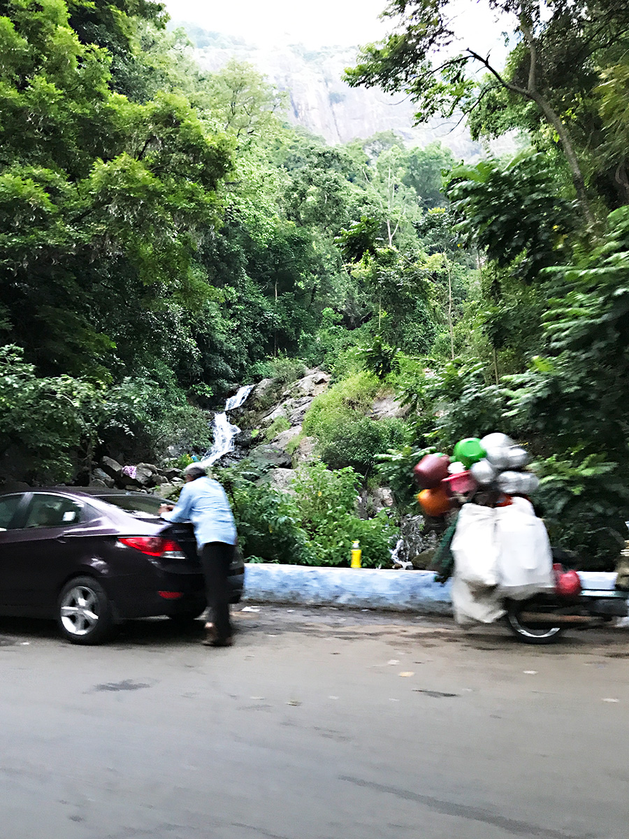 ニルギリへの道中の滝と水を汲みに来ている人たち
