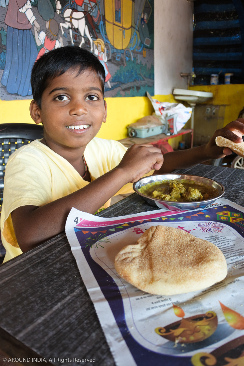インド・ゴア州の少年。パンとカレー