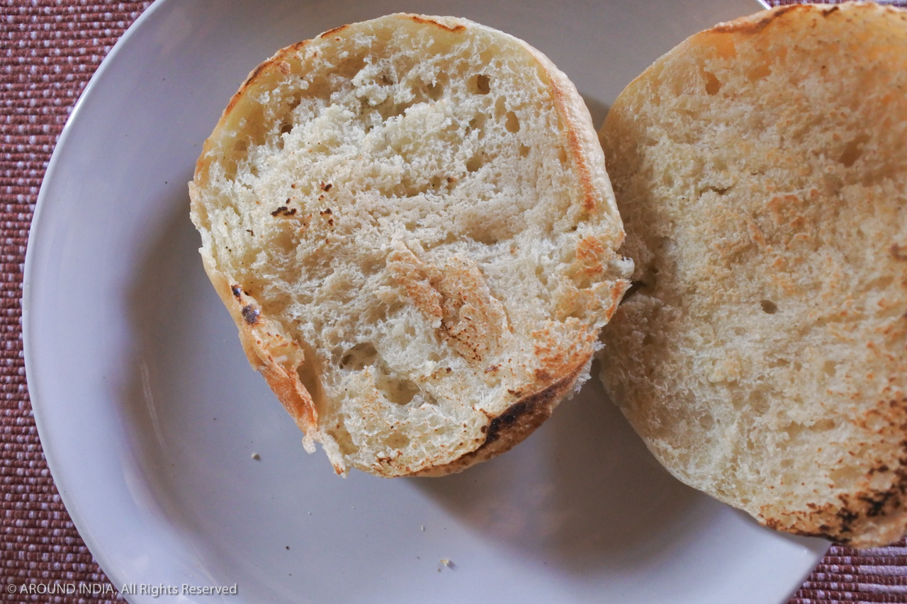 ゴア Panaji パナジ のVENITEの朝ごはん トーストした丸パン