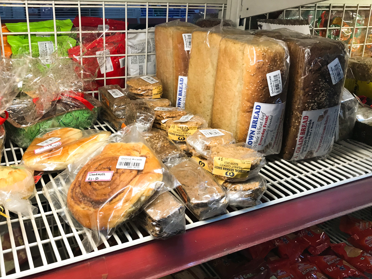 インド・ゴア州のスーパーマーケットに並んだパン