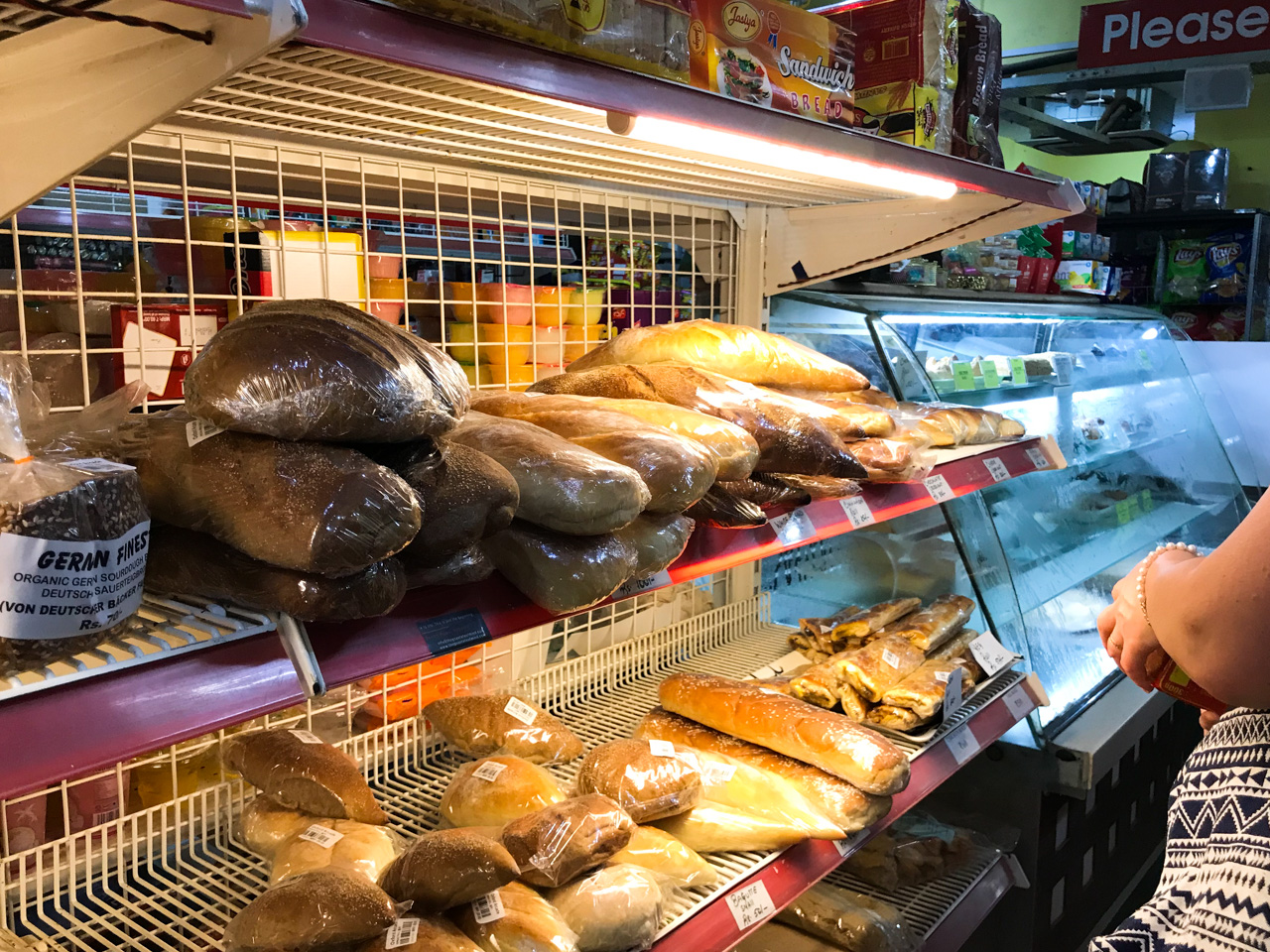 インド・ゴア州のスーパーマーケットに並んだパン