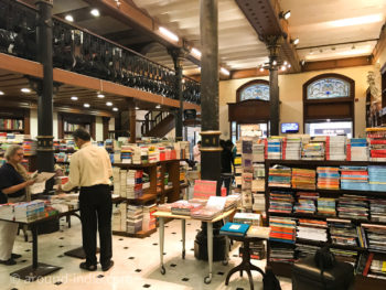 ムンバイの本屋Kitab Khana 店内