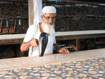 ムンバイ木版プリント工房Pracheen　ドライヤーで乾燥させる工程