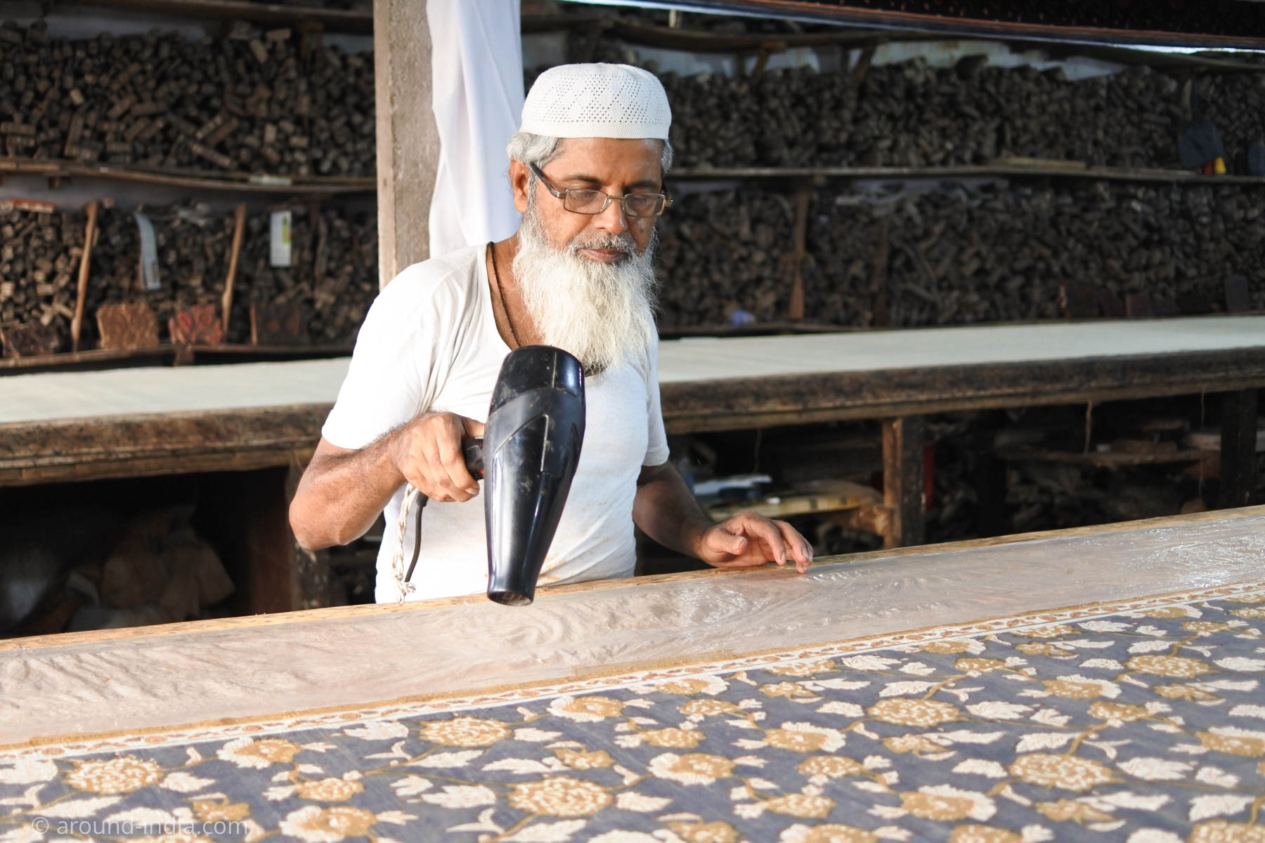 ムンバイ木版プリント工房Pracheen　ドライヤーで乾燥させる工程