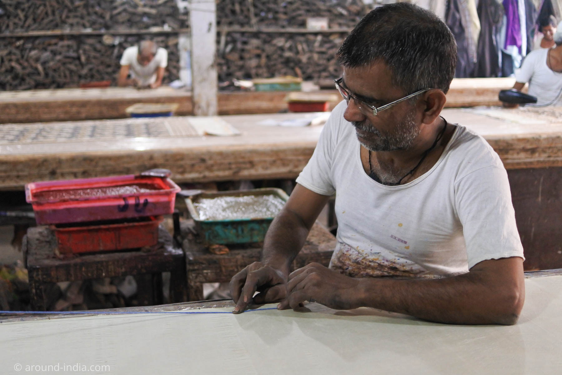 ムンバイ木版プリント工房Pracheen　まっすぐのラインを引く職人さん２