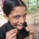 インドの舌磨きをする少女
