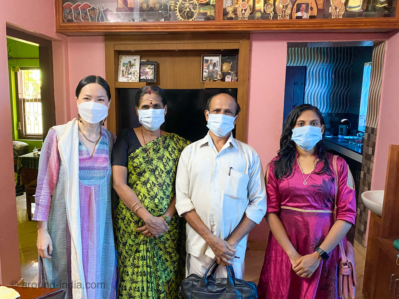 マスクで記念撮影 カラリパヤットゥ師匠とご家族とAROUND INDIA田村